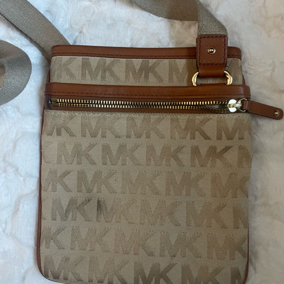Michael Kors signature crossbody - Picture 1 of 4
